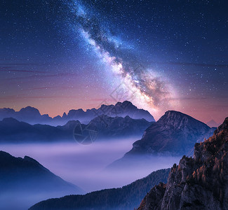 自云透明素材夏天的夜晚,银河雾中飞过群山景观与高山山谷,紫色低云,彩色星空与银河帕索Giau,白云石,意大利美丽的自背景