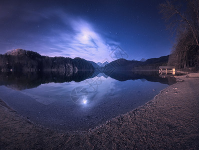 五颜六色的夜景,湖,山,森林,星星,满月,紫色的天空云彩反射水中德国阿尔普西湖的春天之夜全景照片自然背景背景图片