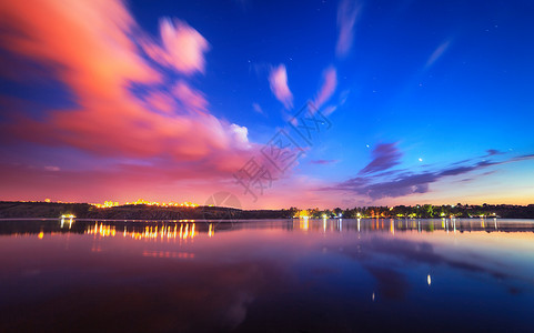 湖上五颜六色的夜景,蓝天移动的云映水中自然背景高清图片