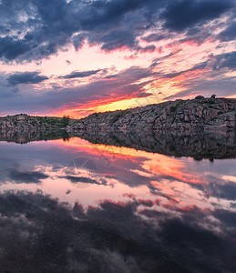 美丽的风景五颜六色的日落湖上,云层反射水中图片