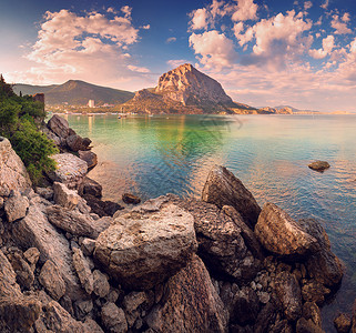 比利茨基石头美丽的夏季日落海上与山脉石头克里米亚背景