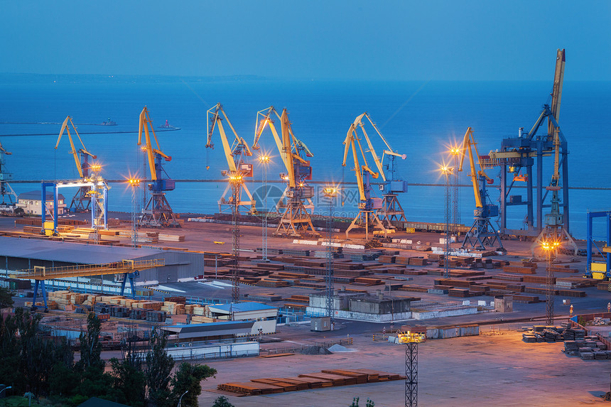 夜间乌克兰马里乌波尔的海上商业港口工业观点货运船与工作重机桥梁海港黄昏货运港图片