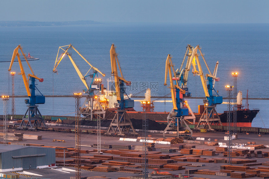 夜间乌克兰马里乌波尔的海上商业港口工业观点货运船与工作重机桥梁海港黄昏货运港,物流图片