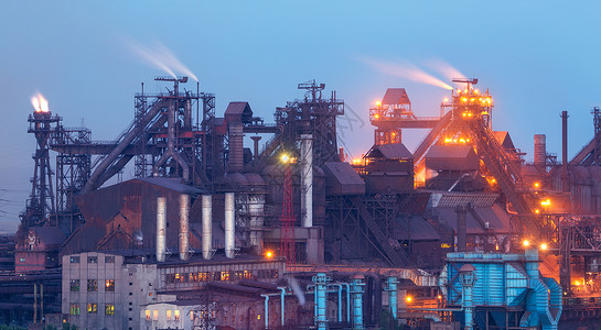 钢铁厂重工业烟囱黄昏时的工业景观高清图片