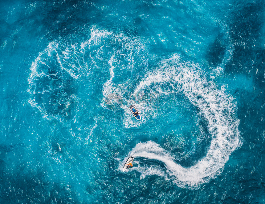 夏天阳光明媚的日子里,漂浮的水上滑板车碧水中的鸟瞰印度洋,桑给巴尔,非洲度假喷气滑雪运动的顶部视图热带海景与移图片