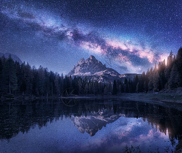夜晚安托诺湖上空的银河夏季景观高山山脉,树木,紫色的天空银河星星,美丽的倒影水中,高岩石意大利白云石背景图片