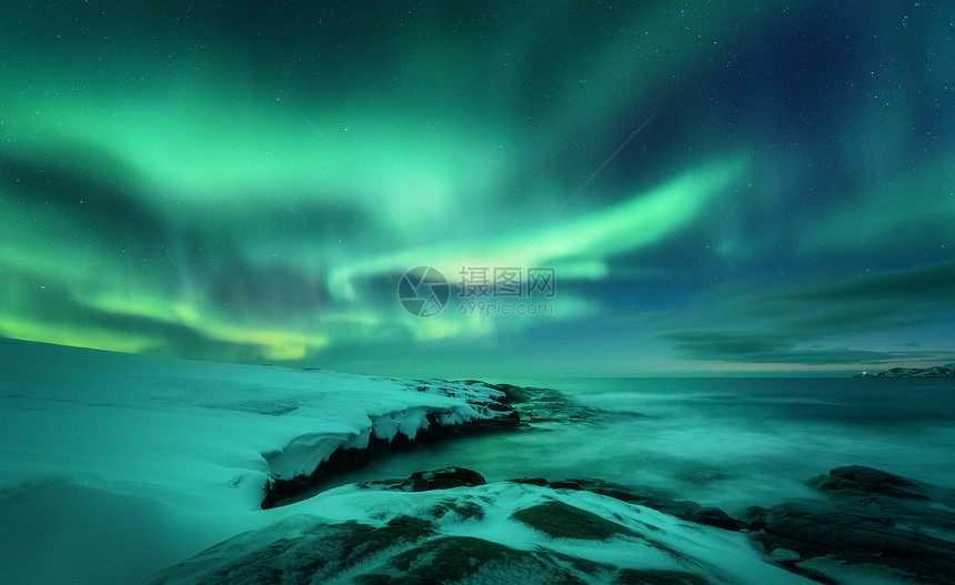 北极光海洋上俄罗斯泰伯卡的北极光星空与极地的灯光云彩夜间冬季景观与极光,大海与石头模糊的水,雪山旅行图片
