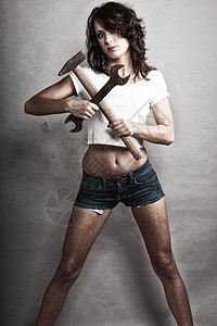 拿扳手女孩别平等女权主义感女孩着扳手扳手工具吸引力的女人修理工背景