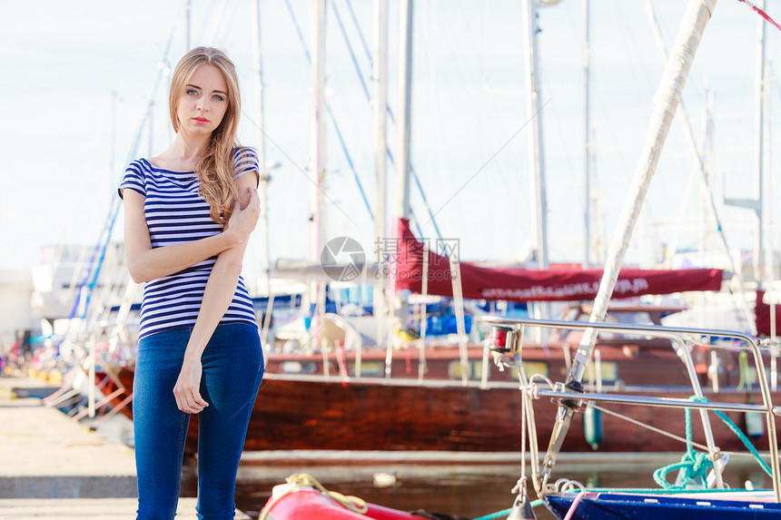 旅游人的时尚金发女孩码头反游艇港口图片