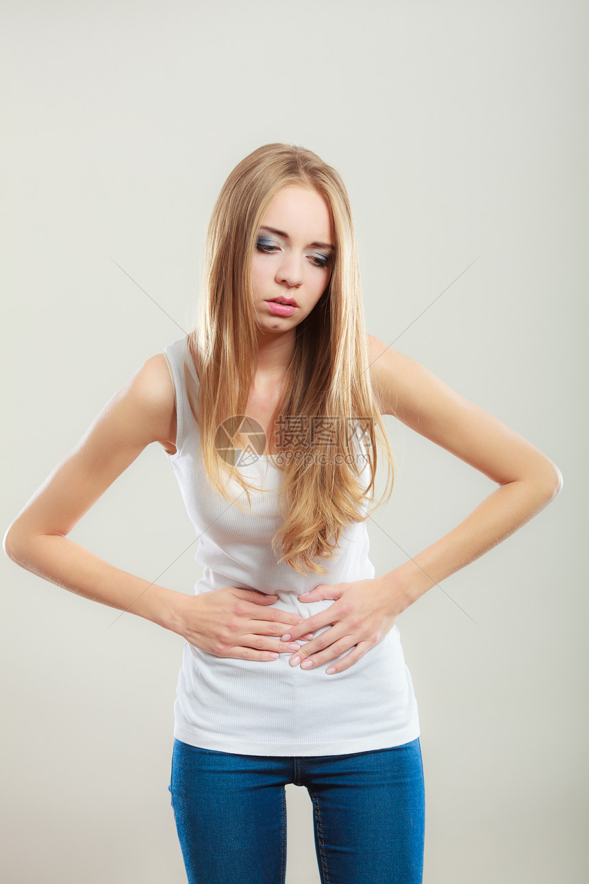 腹痛,消化良月经患胃痛的轻女子工作室拍摄灰色图片