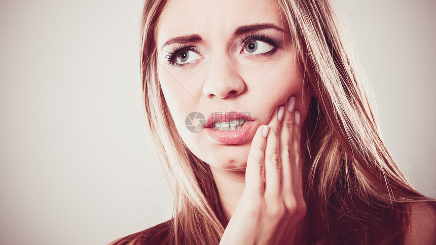 牙科护理牙痛特写轻女子担心女孩牙齿疼痛图片