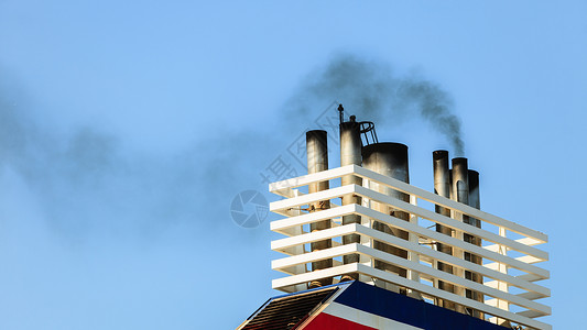 海海上容器烟囱释放烟雾船舶部分蓝天背景船舶烟囱释放烟雾图片