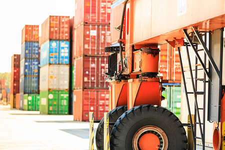 装货物装叉车的集装箱港口货物与运输车辆海运商业装叉车的集装箱背景