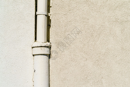 室外房屋墙壁上的厚排水管雨水保护象,建筑特征房屋墙壁上的排水管图片