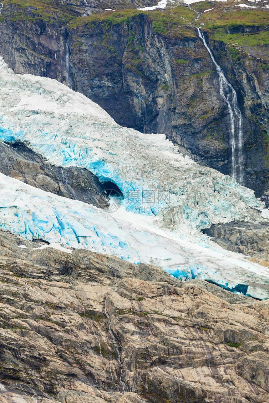 挪威绍根达尔市Fjaerland地区的Boyabreen冰川图片