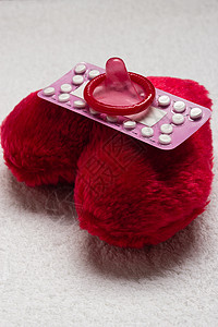 药物避孕爱节育口服避孕药避孕套红色心形小枕头上图片