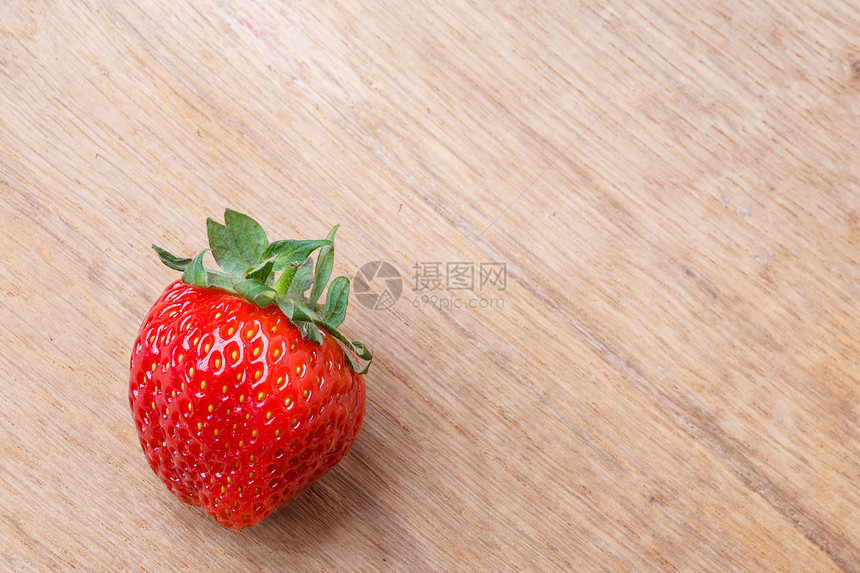 健康营养饮食红色鲜单草莓果木桌板文字区图片