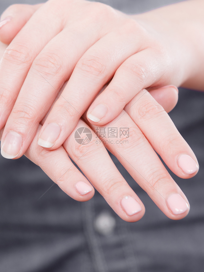 美甲卫生部分身体休闲女呈现双手手指女孩用只手涂上混合指甲油,另只手涂女人送手指甲图片