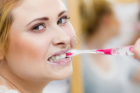 布鲁希格牙膏牙齿高清图片