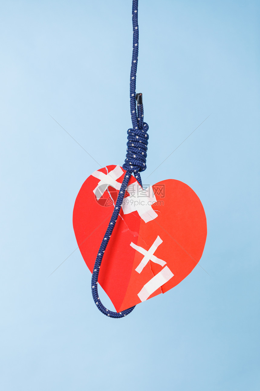 绳子上的小红心形纸自,分手,糟糕的关系,的浪漫,心脏病学的自绳索上的心脏图片