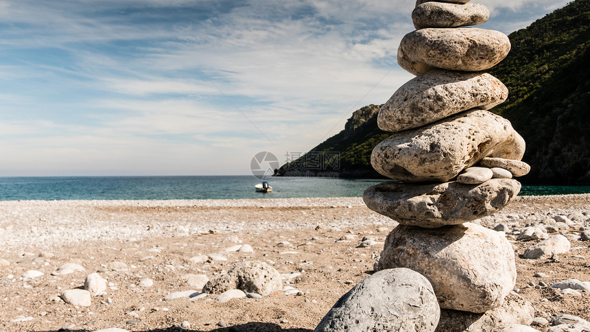 海滩海边的石头堆暑假海滩海边的石头堆图片