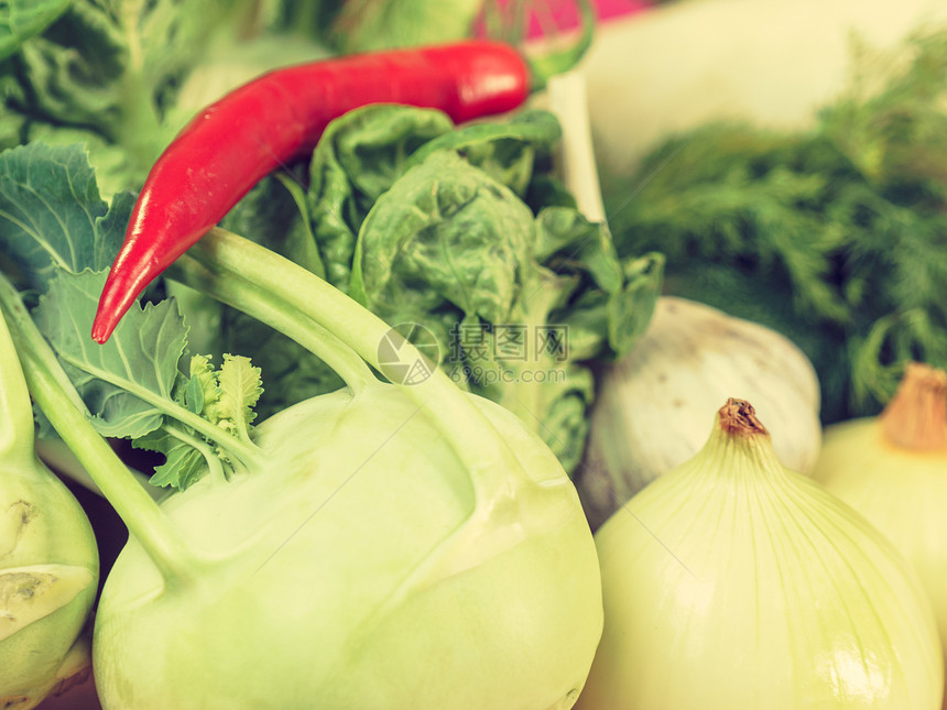 厨房桌子上许多健康的五颜六色的蔬菜节食,素食当地新鲜食物,天然维生素来源许多健康的五颜六色的蔬菜图片