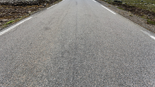 穿过夏季挪威山区的道路空沥青路图片