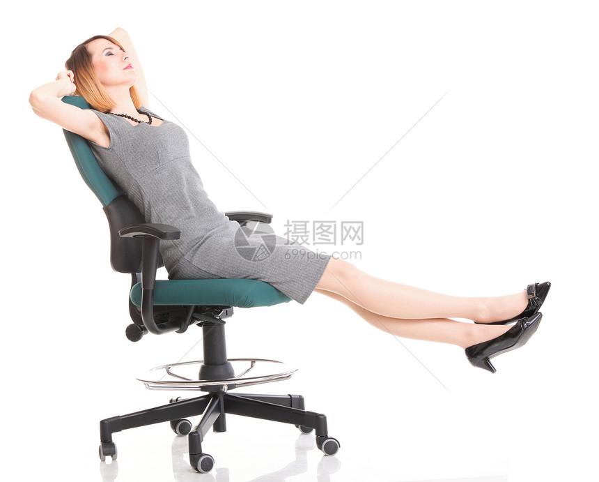 快乐兴奋的轻女商人,办公椅上放松,白色上放松图片