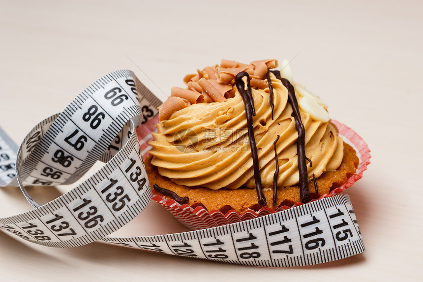 食欲贪食的育肥问题桌上测量带的蛋糕纸杯蛋糕图片