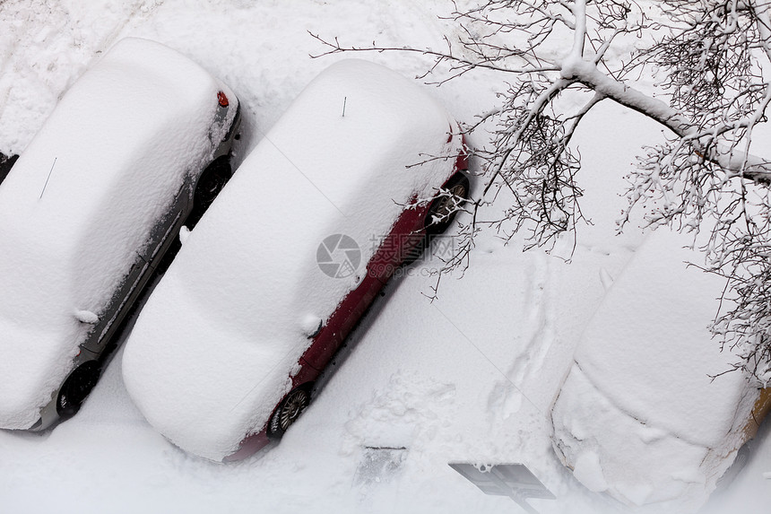 运输,冬季季节停放的汽车暴风雪后被雪覆盖冬天暴风雪后停了车图片