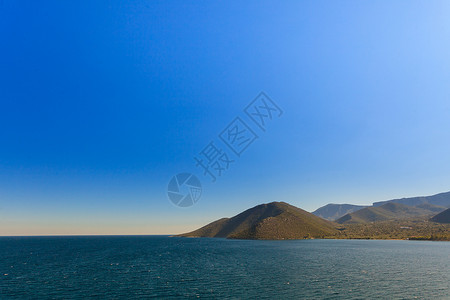 美丽的希腊海滨海岸线上的悬崖俯瞰海水,蓝色的海洋希腊海边悬崖图片