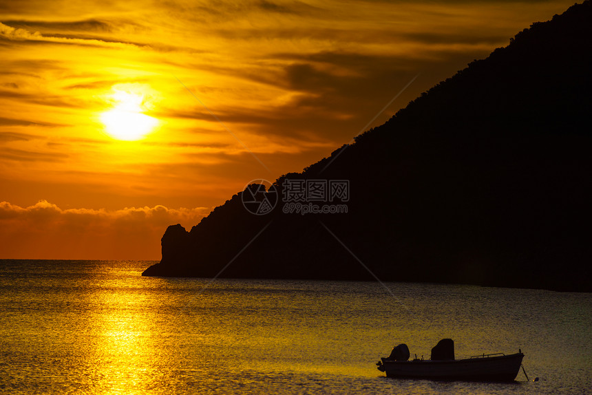 风景日出日落海上,船锚海湾,希腊海上的日出日落图片