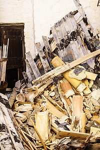 废弃的木制建筑,座由木板建造的废墟,被摧毁,倒塌的财产被摧毁的木制建筑图片