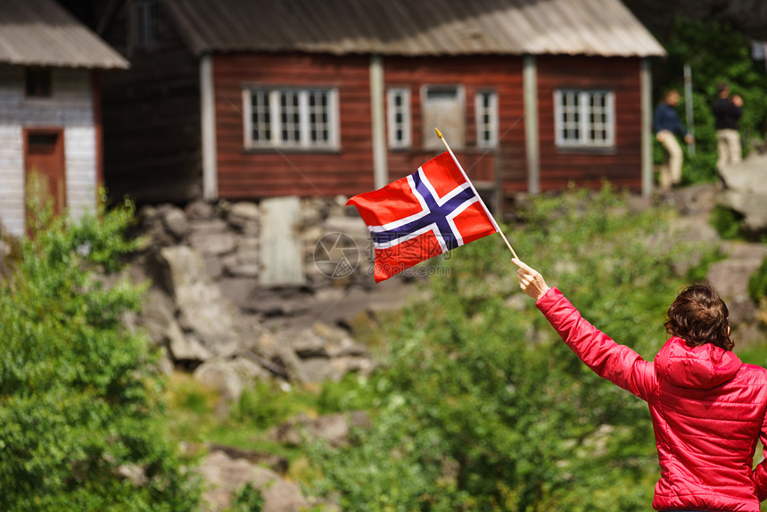 旅游妇女参观乔辛福德的赫勒伦房屋,沿着EgersundFlekkefjord的44号公路,女手持挪威挪威索肯达尔图片