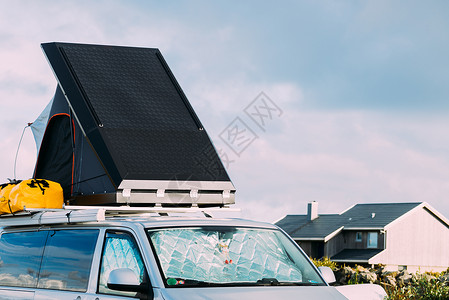 气相色谱仪露营车,帐篷路边的屋顶上旅行中露营挪威斯堪的纳维亚欧洲露营车,车顶路边背景