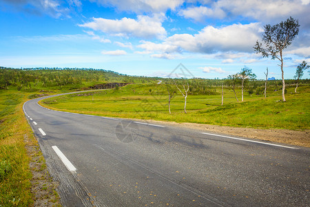 穿过夏季挪威山区的道路美丽的风景路线812,诺德兰挪威道路景观挪威山区图片