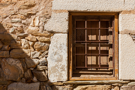 旧的木窗,旧的石墙上子金属格栅,建筑回家旧的乡村窗户格栅图片