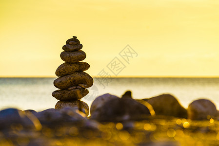 海滩海边的石头堆暑假海滩海边的石头堆图片