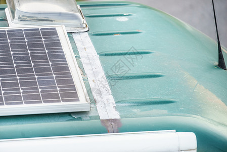 货车车顶上的太阳能电池板车辆节能生产包车顶部的太阳能电池板图片