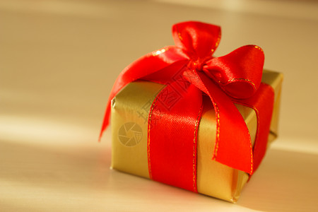 假期,现,诞节的小金色盒子与礼品捆绑装饰红结图片