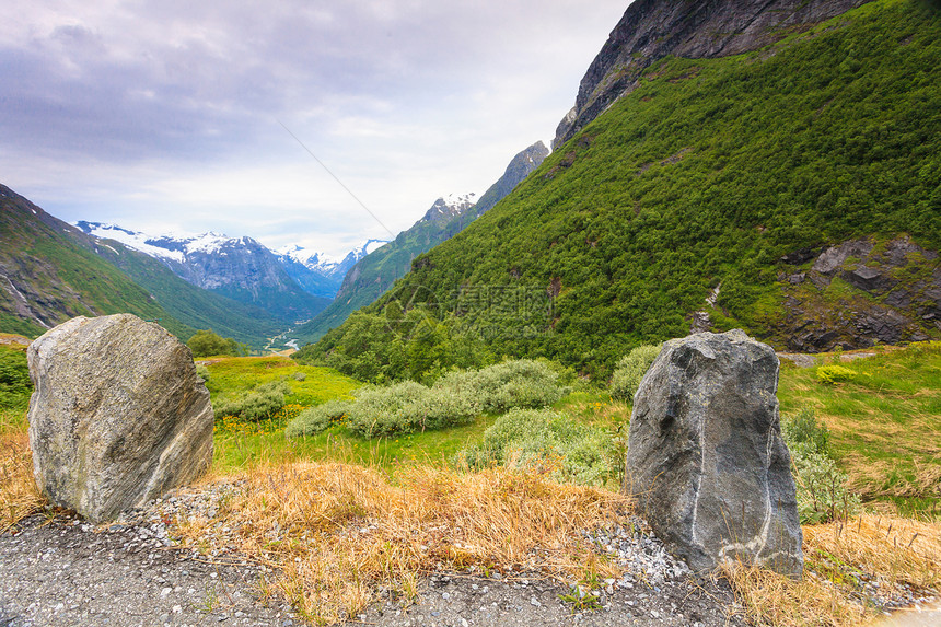 旅游度假旅游夏季的山脉景观背景中的雪山山顶,挪威,斯堪的纳维亚挪威的山脉夏季景观图片