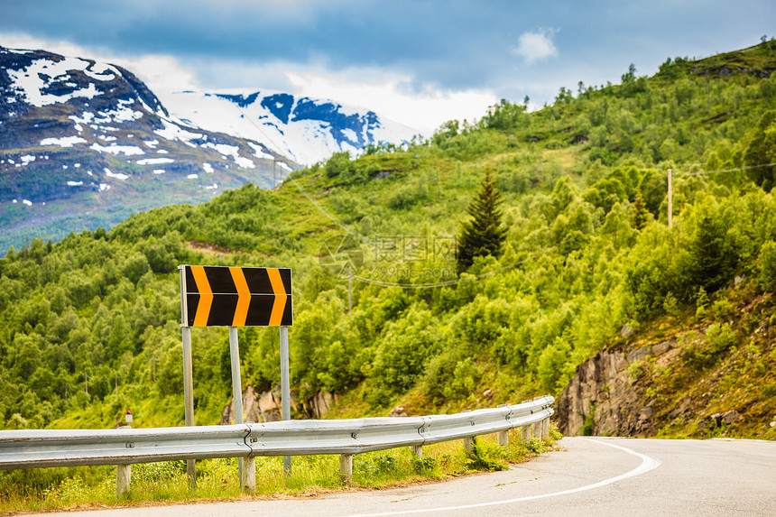 道路上贯穿夏季挪威山脉的标志阳光明媚的天气丽的绿色自然景观,背景中的森林挪威山区的道路图片