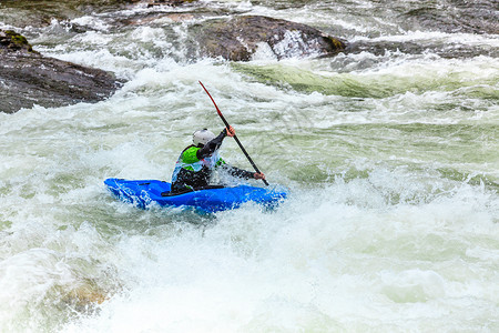 斯堪的纳维亚体育人们崎岖的河流中极端的白水山独木舟极端的白水山独木舟背景图片