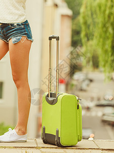 旅行旅行女旅游旅行者的部分身体带绿色行李箱行李的女孩旅行带手提箱的女游客的身体图片
