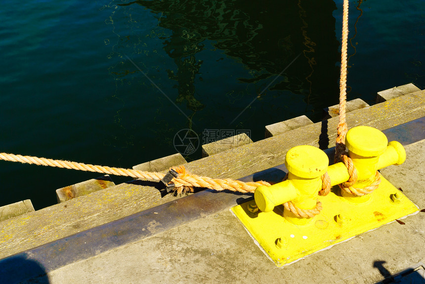 运输象帆船绳索系黄色码头上阳光明媚的天户外拍摄码头的博拉德图片
