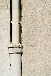 室外房屋墙壁上的厚排水管雨水保护象,建筑特征房屋墙壁上的排水管背景图片