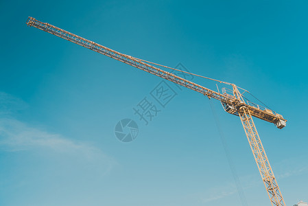 施工场景建筑吊装重机晚上晴朗蓝天背景工业物体重机抗蓝天背景图片
