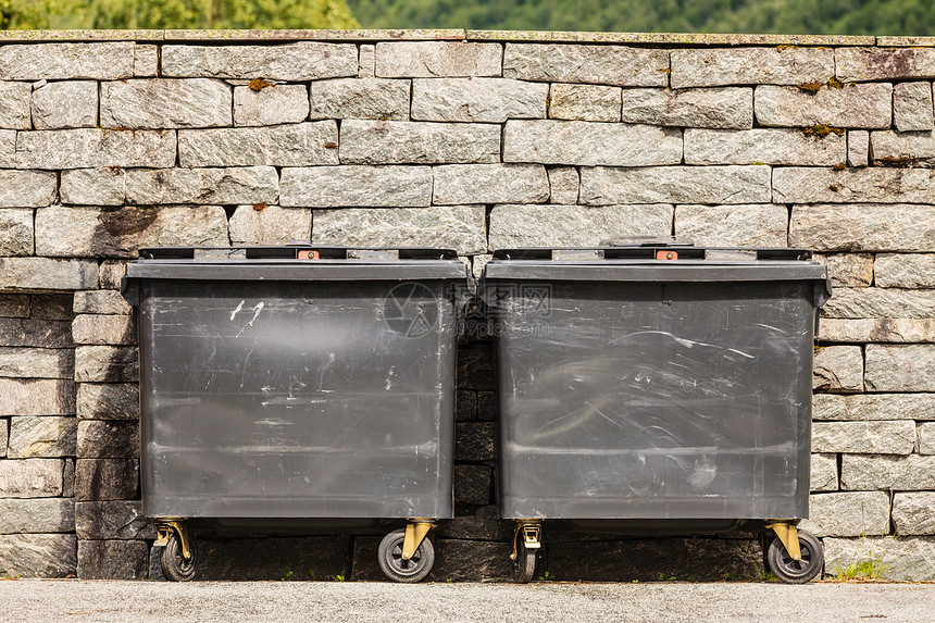 垃圾回收两个黑色工业垃圾桶垃圾箱,小垃圾两个黑色工业垃圾桶容器垃圾图片