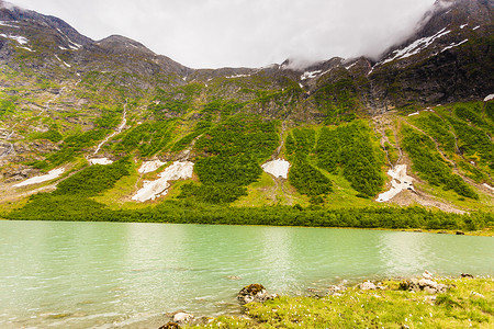 挪威佐丹县索根达尔市Fjaerland地区的山脉湖泊景观挪威山区湖泊背景