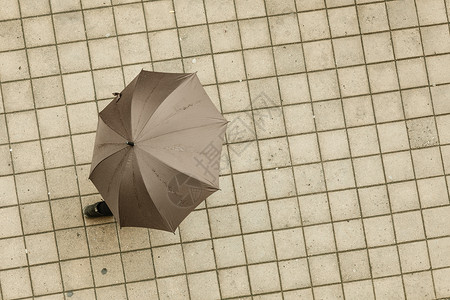 天气自然大气保护放松理念带雨伞的人人雨中行走,用伞遮住自己背景图片